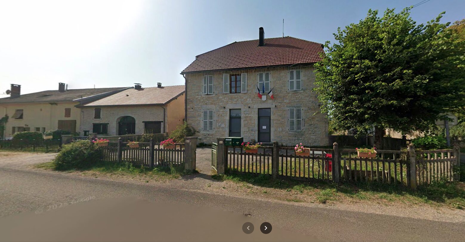 Façade de la mairie de Vertamboz, drapeau français en évidence — siège du bureau de vote.
